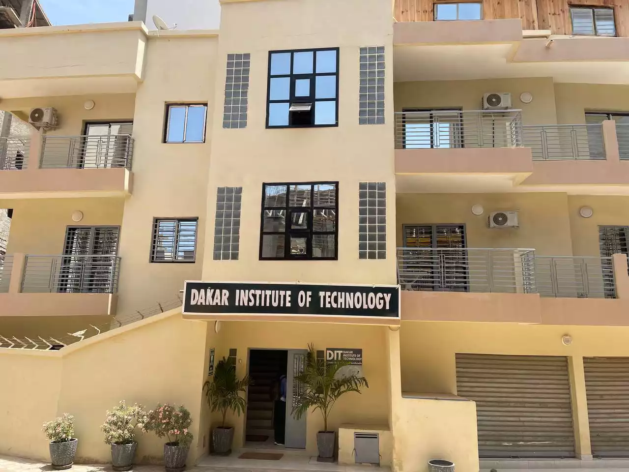 Le bâtiment principal du Dakar Institute of Technology (DIT)