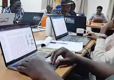 Des étudiants du Dakar Institute of Technonogy assistant aux cours de Machine learning