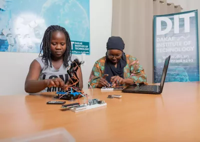 Deux étudiantes du Dakar Institute of Technonogy réalisant un projet IOT