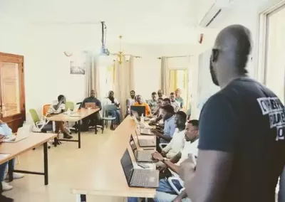 Des étudiants du Dakar Institute of Technonogy assistant à un cours d'informatique
