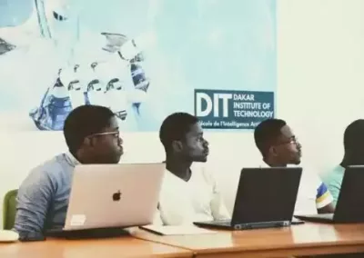 Des étudiants du Dakar Institute of Technonogy assistant à un cours sur la programmation