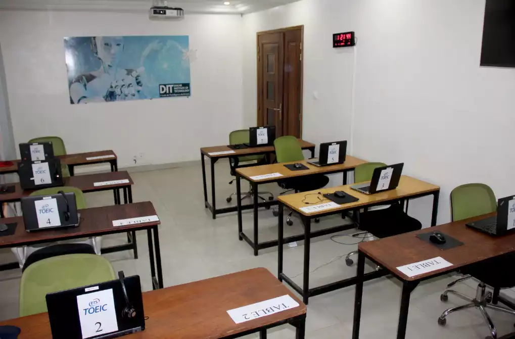 Salle TOEIC 1-DIT Salle de test TOEIC du Dakar Institute of Technology entièrement équipée avec ordinateurs, casques et tables individuelles, prête pour les sessions officielles Listening & Reading.